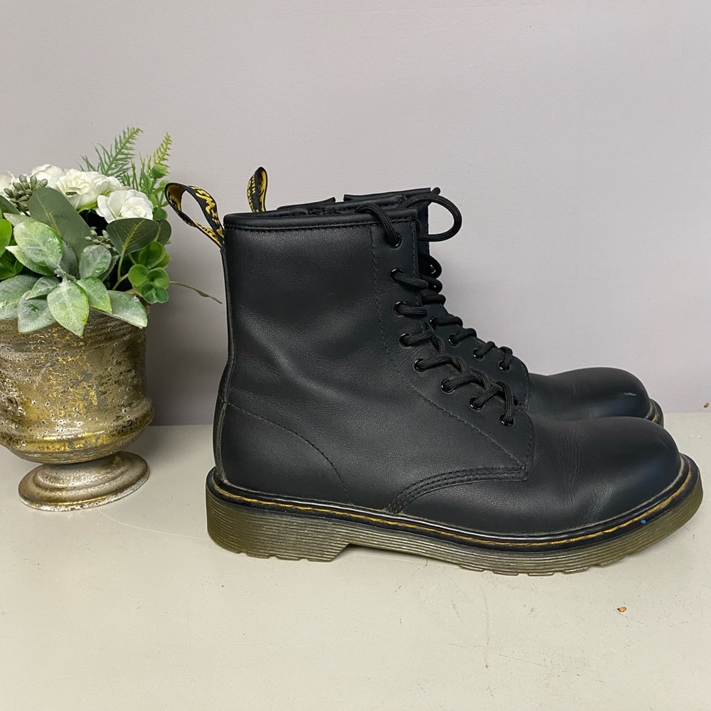 Dr. Marten - leather laced up boot